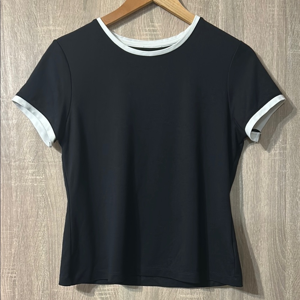 Adrienne Vittadini Classic Black and White Shirt Size
Medium